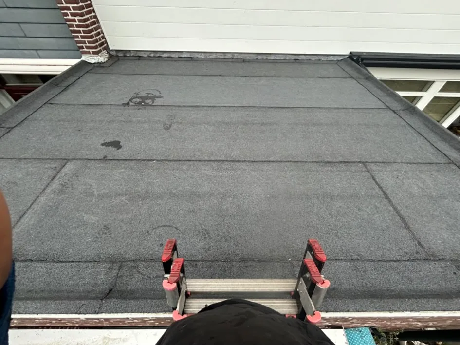 Bitumen dak op een aanbouw
