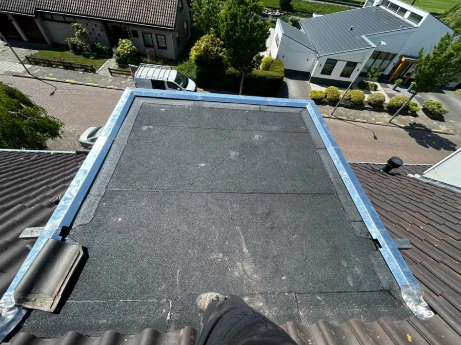 Plat dak met zinken randen