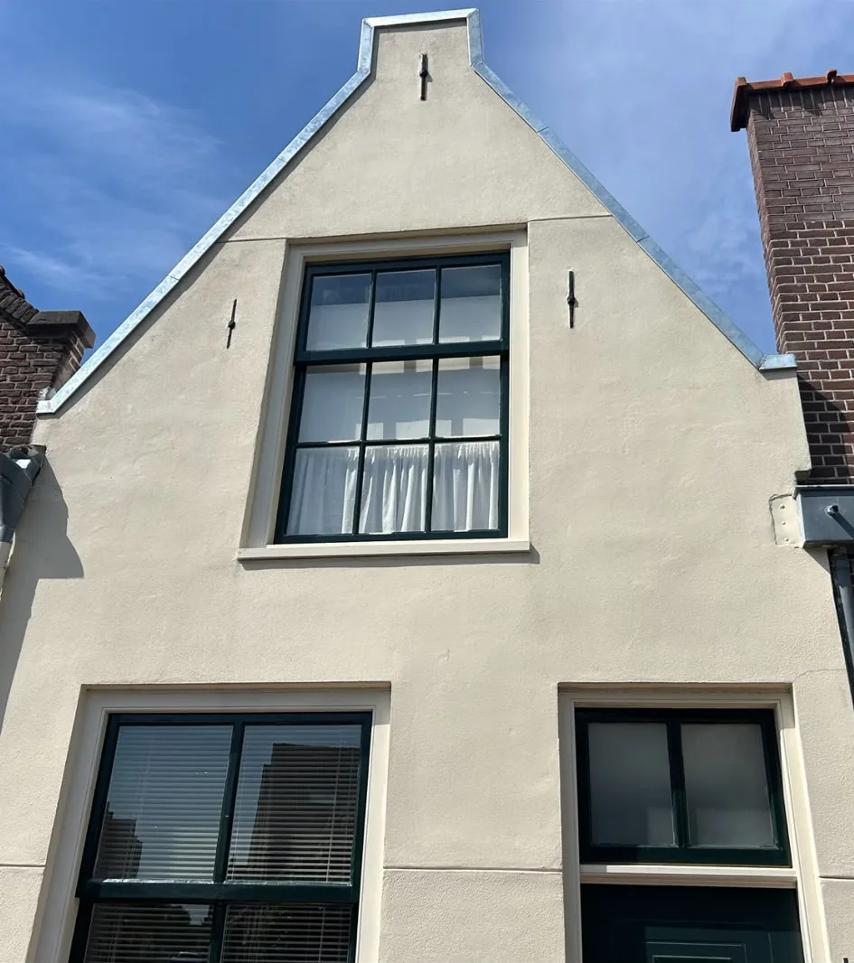 Topgevel afgewerkt met zinken lijsten